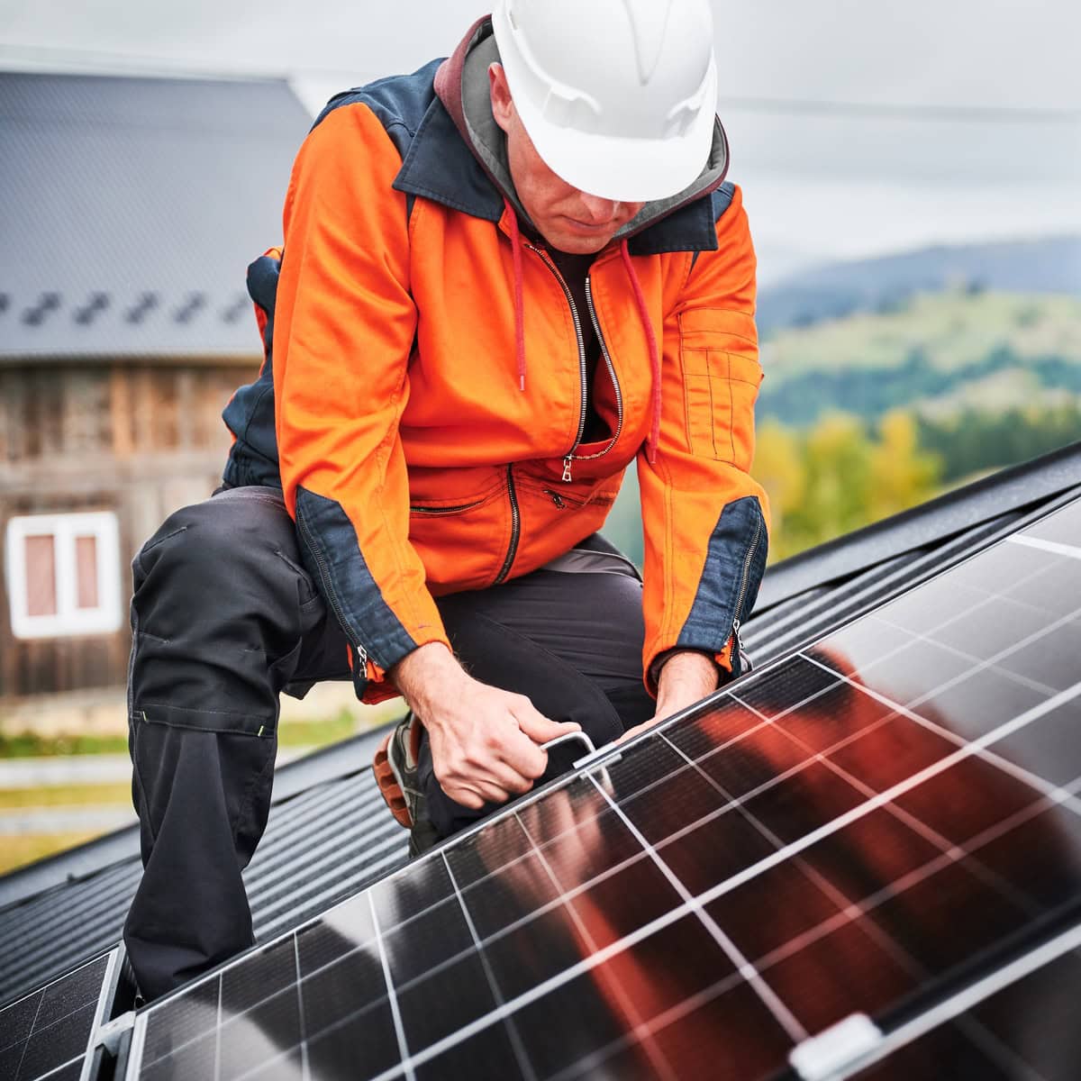 Técnico montando paneles solares